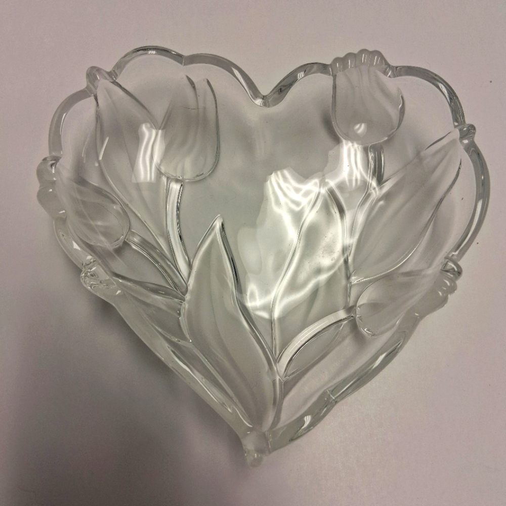 Elegant Clear Glass Heart-Shaped Art Piece